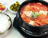 キムチチゲ(韓国惣菜3品、ご飯大盛り無料)（韓国家庭料理ジャンモ 聖蹟桜ヶ丘店）
