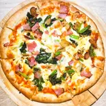 ベーコン、ほうれん草、 ガーリックのピザ Bacon, Spinach And Garlic Pizza(SIZZLE Dining)