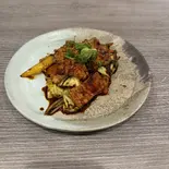 野菜と一緒に食べる牛ホルモン炒め(鉄板焼 奥里火)
