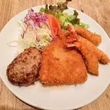 欲張りプレート ₋ハンバーグ・ポークカツ・エビフライ・サラダ₋（【洋食・肉料理】グリル＆カフェ ヒロ）