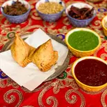 野菜サモサ 2個 Vegtable Samosa 2pcs（インド料理 マユール）