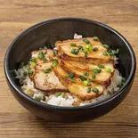 炙りチャーシュー丼 Roasted pork rice（汁なし担々麺まずはこれ辛 早稲田店）