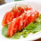 丸ごと1個のトマトサラダ玉葱ドレッシング（日本橋箱崎町ビンチェ）