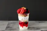 ベリーベリーミルクアイスパフェ(300ml)Berry Berry Milk Ice Parfait（パフェBar「YORUYORU」 南6条西）