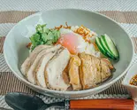 【温玉のせ】カオマンガイ(もも肉とむね肉) [Hot Spring Egg] Khaomangai(Thigh＆Breast)（高たんぱく・糖質制限カオマンガイ 東京鶏飯食堂 国分町2丁目店）