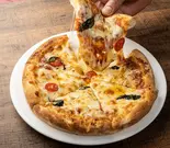 Pizza Amigo(モッツァレラ、アンチョビ、バジル、トマト)(イタリアンバル AMIGO 馬車道店)