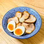 上・炙りチャーシュー丼(チャーシュー6枚、味玉1個、にんにく)（ご褒美チャーシュー丼 ぶた丸）