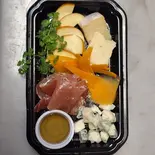 ハムとチーズの盛り合わせ（WINE＆PIZZA HACHI）