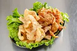 鶏皮からあげ味2種盛り（肉汁からあげ専門店 だるま商店 美野島店）