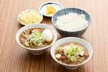 もつ煮込 2色弁当(みそ味とカレー味)半熟玉子付+チーズトッピング（もつ煮定食よし川 新宿フロントタワー店）