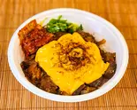 黒毛和牛すじ炙りチーズ丼（神戸長田牛すじ専門店 すじ福）