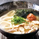 梅わかめ牛ホルモンかすうどん（名物！出汁の効いたカレーうどん 土佐堀 亀一）