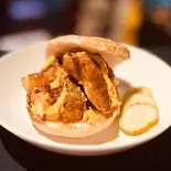 【当店人気No.3】グリルチキンバーガーGrilled Chicken Burger（dining bar KATE）