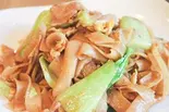 ผัดซีอิ๊ว タイ太麺焼きそば Thai-Style Stir-Fried Wide Noodles（バンコックコスモ食堂）