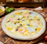 3種のたっぷりチーズのコーンマヨ〈※サステナブル包装〉（《1111円〜チーズ推しの"普通"のピザ》24-twenty four-）