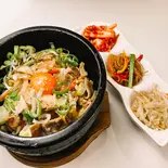 ネギ塩豚炒め丼(韓国惣菜3品付、ご飯大盛り無料)（韓国家庭料理ジャンモ 津田沼店）