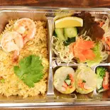 タイの焼き飯弁当(エビチャーハン弁当)ข้าวผัดเบนโตะ生春巻きと春雨サラダ付き（プロォーイタイ料理）
