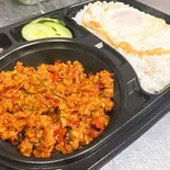 クアクリン・ムーターメリックを使った鶏肉の激辛カレーペースト炒め+ご飯+目玉焼き คั่วกลิ้งไก่สับ+ข้าวสวย+ไข่ดาว(PINTO)