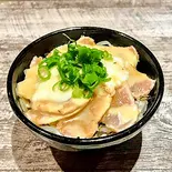 鶏タタキ丼（肉酒場にゃぶ）