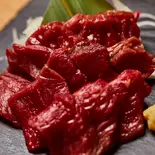 上赤身馬刺し(特製醤油、にんにく付き)(単品)(馬肉特急【ウマキチ】都立家政店)