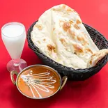 カレーとプレーンナンとプレーンラッシーのセット-Curry-&-Nan-&-Lassie-Set(【カレーの名店】 インド料理 ビニタダイニング BINITA DINING)