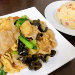 キクラゲ、豚肉と玉子炒めと五目チャーハンのプレート（餃子太郎）