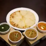4種類カレー食べ比べチーズナンセット / 4Curry,+CheeseNanSet(【スパイス王国インドで長年修行したシェフのこだわり料理】Himalayan Spice and Masala Mart)