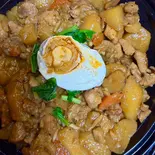 鶏肉とじゃがいも煮込み丼（向陽手打ちラーメン）