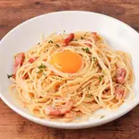 濃厚カルボナーラ(サラダ付)（comaco＆cafe）