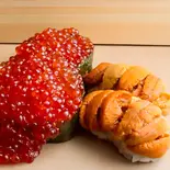 こぼれいくら軍艦と生雲丹の握りセット（笠川水産）