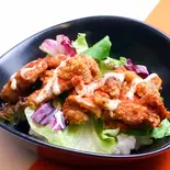 ケイジャンチキン丼(ハーフ)(本まぐろ中とろ切り落としと次の肉料理 マキバスタイル 芝浦店)