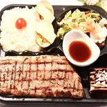 柔らかくジューシーな味わい深い国産牛サーロインステーキセット sirloin steak set(肉バルbistro 旬)