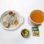【温】釜揚げしらす＆梅干し茶漬け(ご飯220g)（寿司割烹山水）