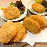 メンチカツ 1個(写真左)（大玉たこ焼きとお弁当の店【あきない】）