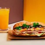 当店人気No.2 スペシャルバインミー ジュースセット Special Banh Mi - Juice Set（バインミーシンチャオ 神戸店）