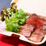 【パクチー】ステーキ重 Bee steak rice bowl with coriander（低糖質で高タンパク！玄米と牛赤身肉 健康ステーキ重専門店 Healthy＆co 秋葉原店）