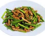 蒜苗炒肉 (大) スワンミャオチャオロウ（中華家庭料理・珍）