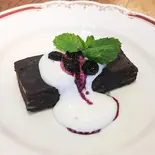 ブラウニー(ブルーベリー添え)(Vegan & gluten free ) Brownie with Blueberry Sauce(野菜を食べる自然派カレー ナタラジ 荻窪店)