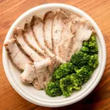 ハーブブロッコリーと低温調理鶏胸ハムのたんぱく質サラダ（主食になるまんぷくサラダ 菜食亭）