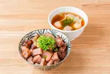 コロコロチャーシュー丼 + 肉・海老スープワンタン 肉2ヶ・海老2ヶ + スープ(黒)（DURAMENTEI）