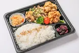 キノコ炒め唐揚げ弁当（キッチン まごころ(副菜が変更する場合があり)）