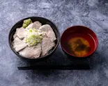 岩中豚のやみつき塩ダレ肩ロース丼（Soulmate Beach）