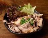 旨味薄切りカルビ丼（厚切り牛タン食べ放題朧まつ塚本店）