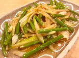 蒜苗肉絲(ニンニク芽炒め) Stir-fried pork and garlic scapes（円山飯店 神戸三宮店）