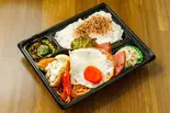 白身魚のフライとがんこ村のハムステーキと目玉焼き弁当(おいでやぁ)