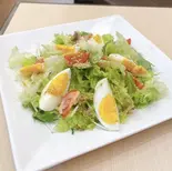 ゆで卵のごまドレサラダ（和牛と海鮮浜焼き うしQかきQ）