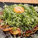 広島お好み焼き「ネギ月見おっこん」（鉄板ベイビー 新宿東口店）