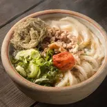 梅昆布かすうどん hot udon with japanese apricot＆tororo kobu＆fried offal（うどん幸波）