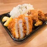 メガ盛り★鶏の唐揚げ＆トンカツ弁当（カラオケ歌居屋）