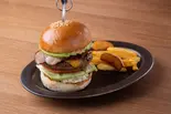 ベーコンチーズアボカドバーガー（黒毛和牛バーガーブラッカウズ）